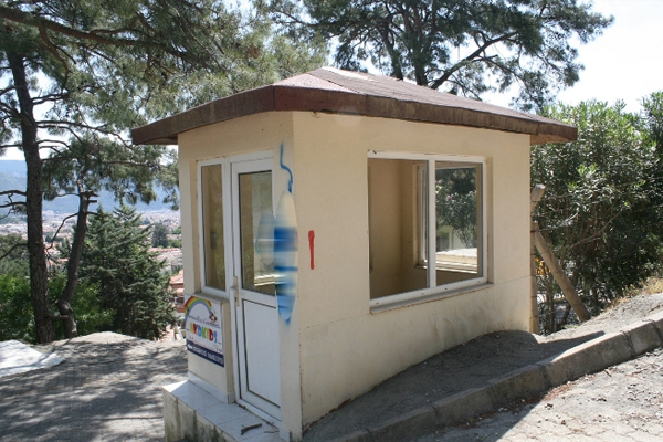 Evren’in koruma kulübesine saldırı