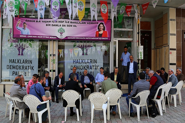 HDP barajı  kıyılardan zorluyor