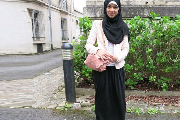 Sarah derse uzun etekle girdi