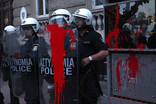 Yunanistan halkı sokakta