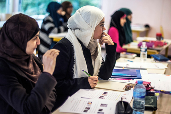 Fransa'da Müslüman kız öğrencilere 'ikna odası'