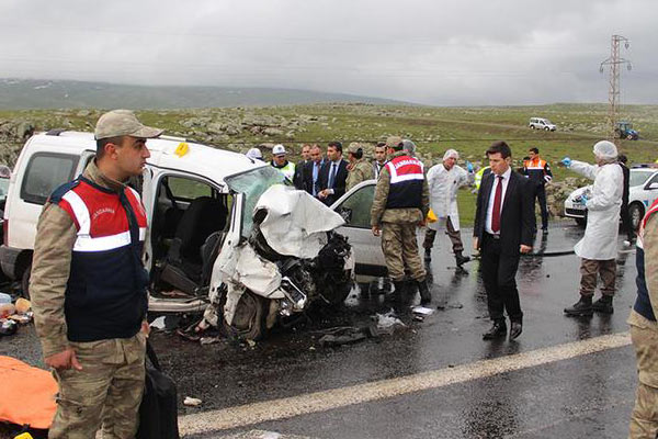 Katliam gibi kaza: 6 ölü, 16 yaralı