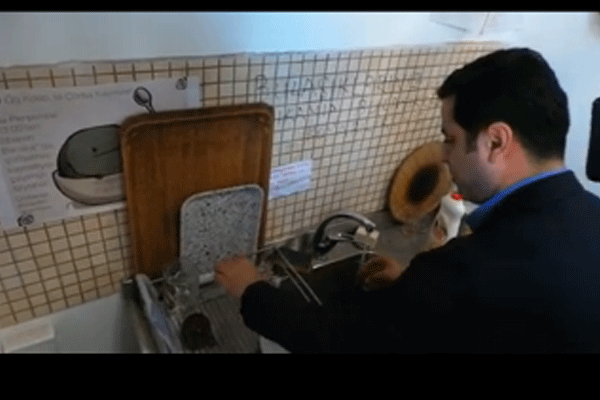 Demirtaş, önce çayını içti sonra da bardağı yıkadı