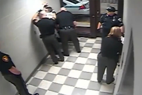 Amerikan polisi otistik genci öldürdü