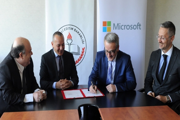 MEB teknoloji deviyle masaya oturdu