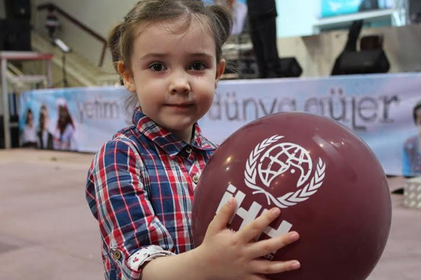 Yetim gülerse dünya güler!