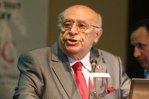 Süleyman Demirel hastaneye kaldırıldı