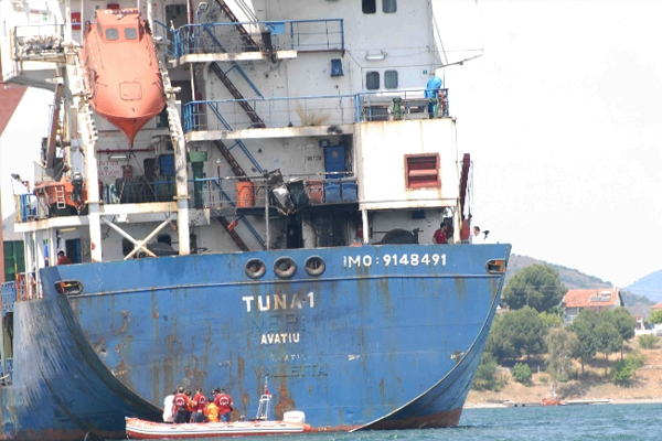 Vurulan gemi yakından görüntülendi