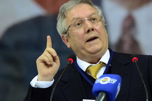 Kadıköy'de Aziz Yıldırım soyunma odasına indi