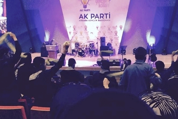 Öğrencileri konser diye AK Parti mitingine götürdüler iddiası