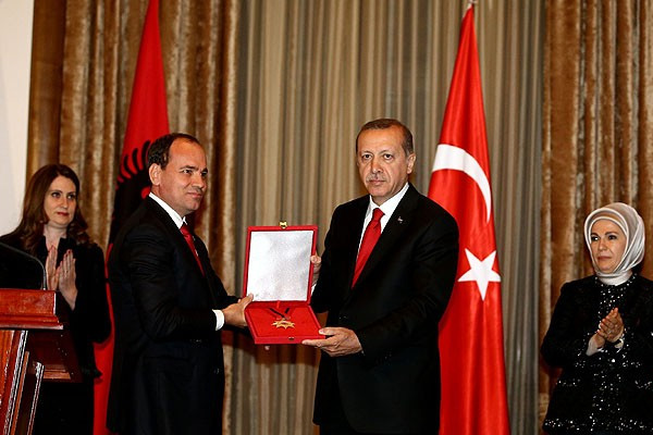 Erdoğan'a 'Ulusal Bayrak Nişanı'