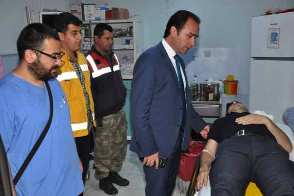 Polis aracı takla attı: 17 yaralı