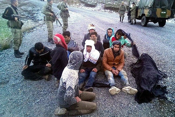 Suriye'den Türkiye'ye geçmeye çalışan 269 kişi yakalandı