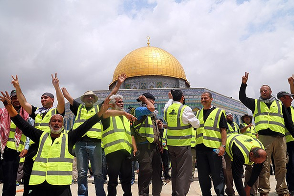 Kubbetü's-Sahra'nın önünde şükür secdesi