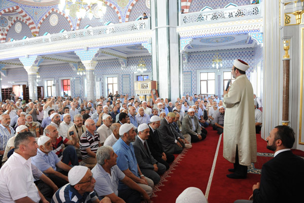Cemaatle namaz kılarken Kur’an okumak gerekiyor mu?