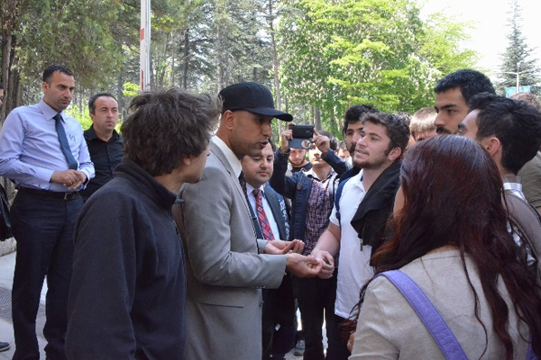 AK Parti pankartını indirmek istediler