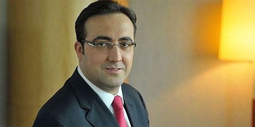 Davutoğlu'nu temizlikçi kıyafeti ile karşıladı