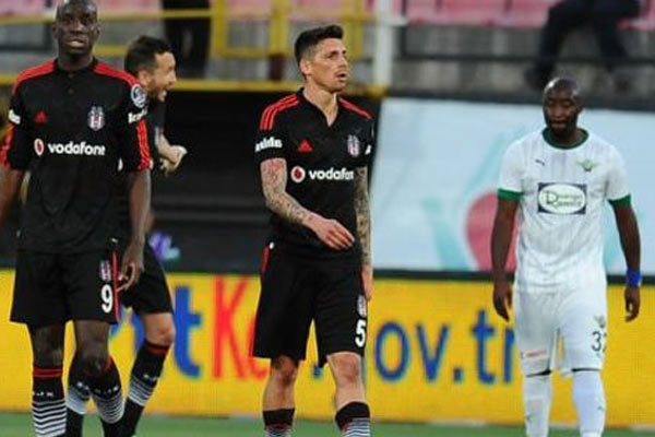 Beşiktaş da şampiyonluğu ikram etti