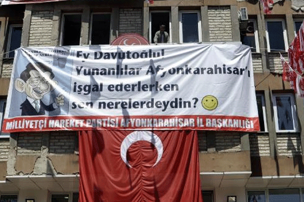 Davutoğlu'na pankartla soru sordular