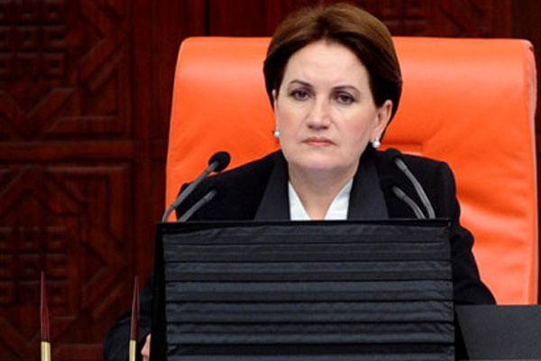 Meral Akşener'e 'kırbaç' hediye ettiler