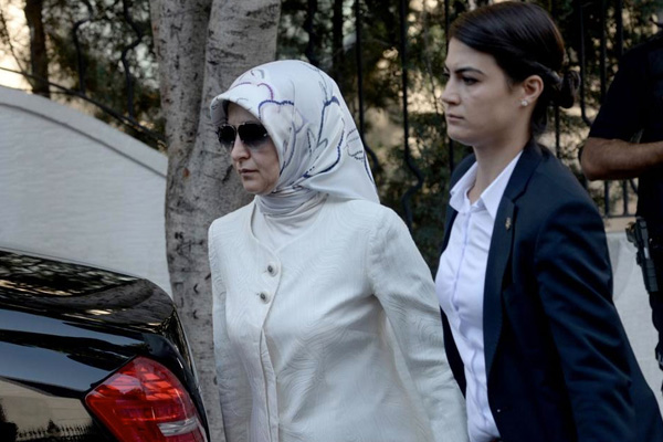 Davutoğlu'na eşinden 'konuşma' yasağı