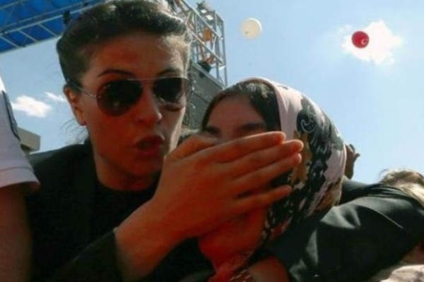 Erdoğan'a seni seviyoruz diye seslenince...