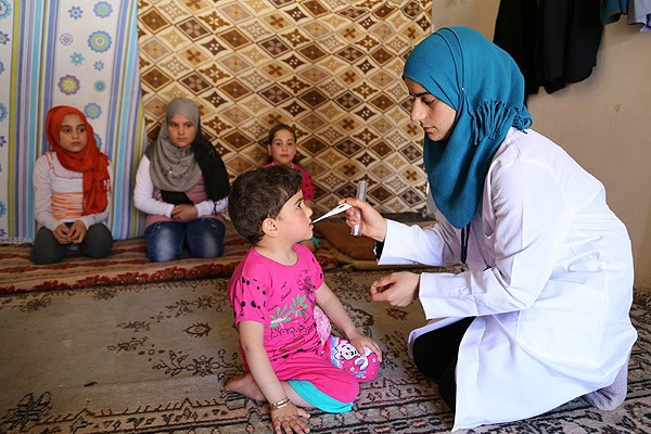 Kassum hemşire Suriyelilere şifa dağıtıyor