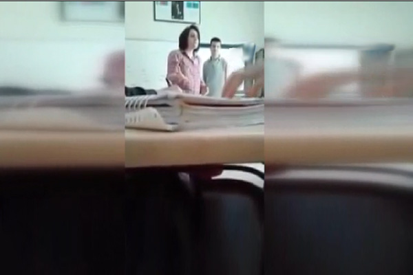 İşitme engelli öğrenciye öğretmenden dayak