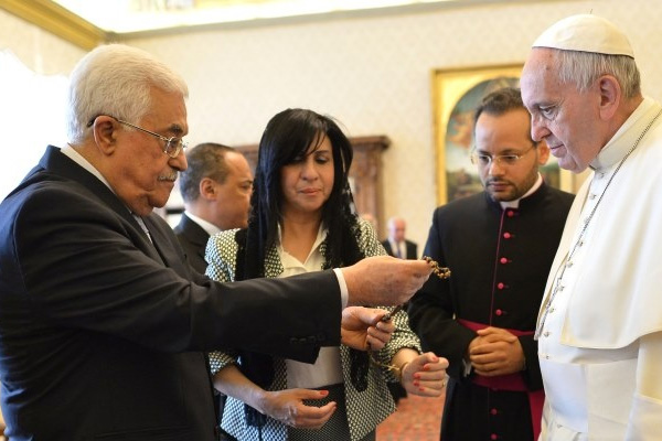 Papa Abbas'ı 'Barış meleği' ilan etti