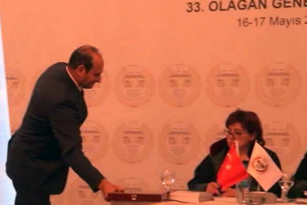 Feyzioğlu’na protesto! Plaketi iade etti