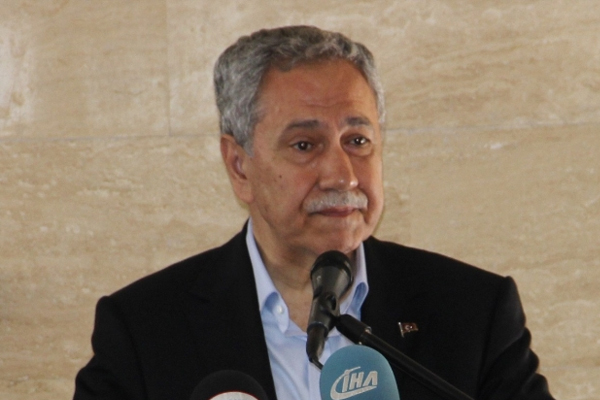 Mursi ve arkadaşları için dua etti