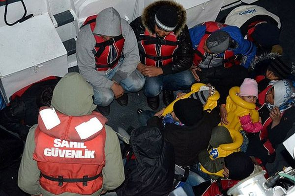 Ege'de 50 göçmen ölümden döndü