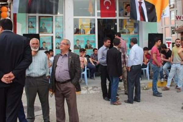 AK Parti seçim bürosu basıldı