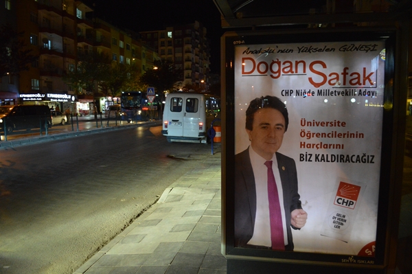 CHP'li adayın afişi görenleri şaşkına çevirdi