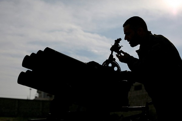 Muhalifler İdlib'de kritik tepeyi aldı