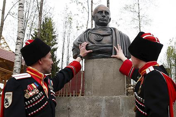 Putin'in imparator olarak heykelini yaptılar