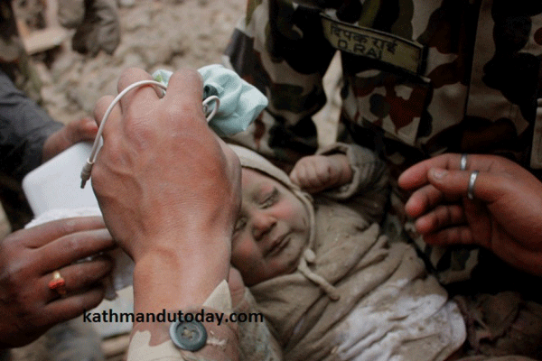 Enkaz altında kalan 4 aylık bebek, kurtarıldı