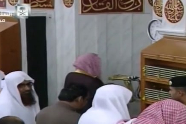 Medine imamına namaz sırasında saldırı