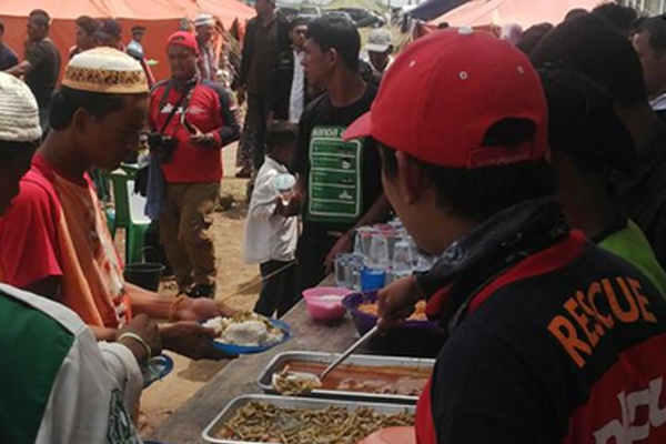 İHH Arakanlı mültecilerin imdadına yetişti