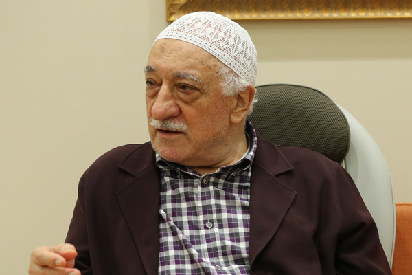 Açıköğretim kitabında Gülen'e övgüler!