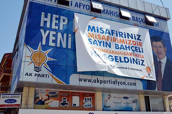 AK Partililerden Bahçeli için hoş geldin afişi