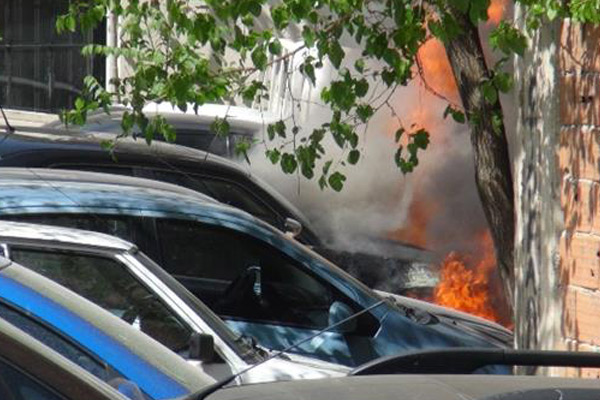 Vekil adayının aracı mitingde yandı