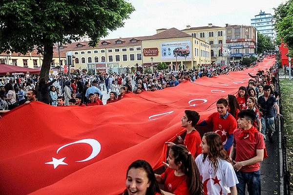 1919 metrelik Türk bayrağı açıldı