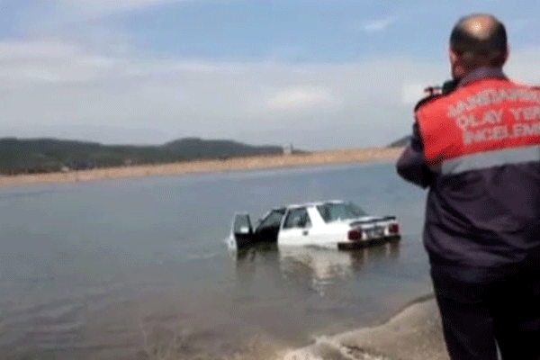 Otomobil gölete düştü