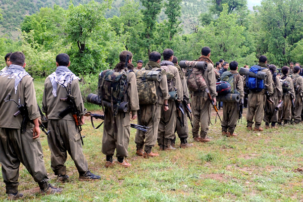 Diyarbakır'da iki PKK'lı teslim oldu