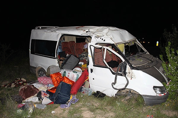 Minibüs devrildi: 3 ölü