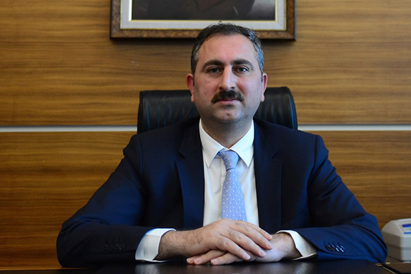 'Hürriyet, vesayet odaklarına hizmet etti'