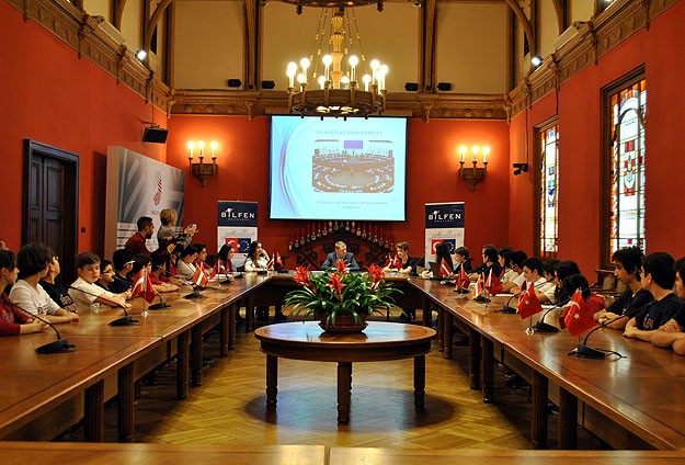 Letonya Parlamentosunda 'söz' Türk gençlerinde