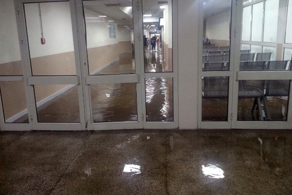 Hastane acil servisini su bastı