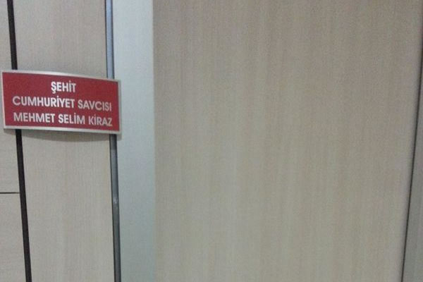 Savcı Kiraz'ın adı yeniden odasının kapısında